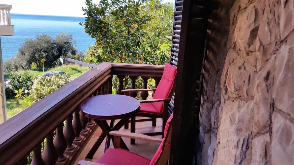 Villa Sara Guesthouse Свети Стефан Стая снимка