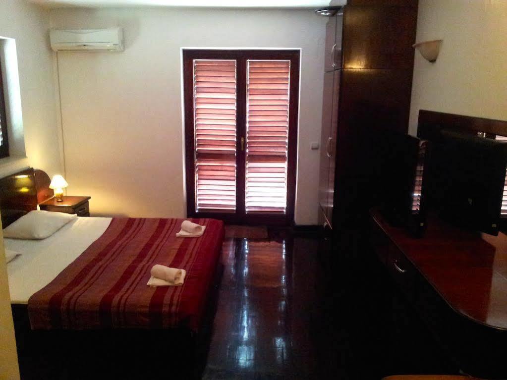 Villa Sara Guesthouse Свети Стефан Екстериор снимка