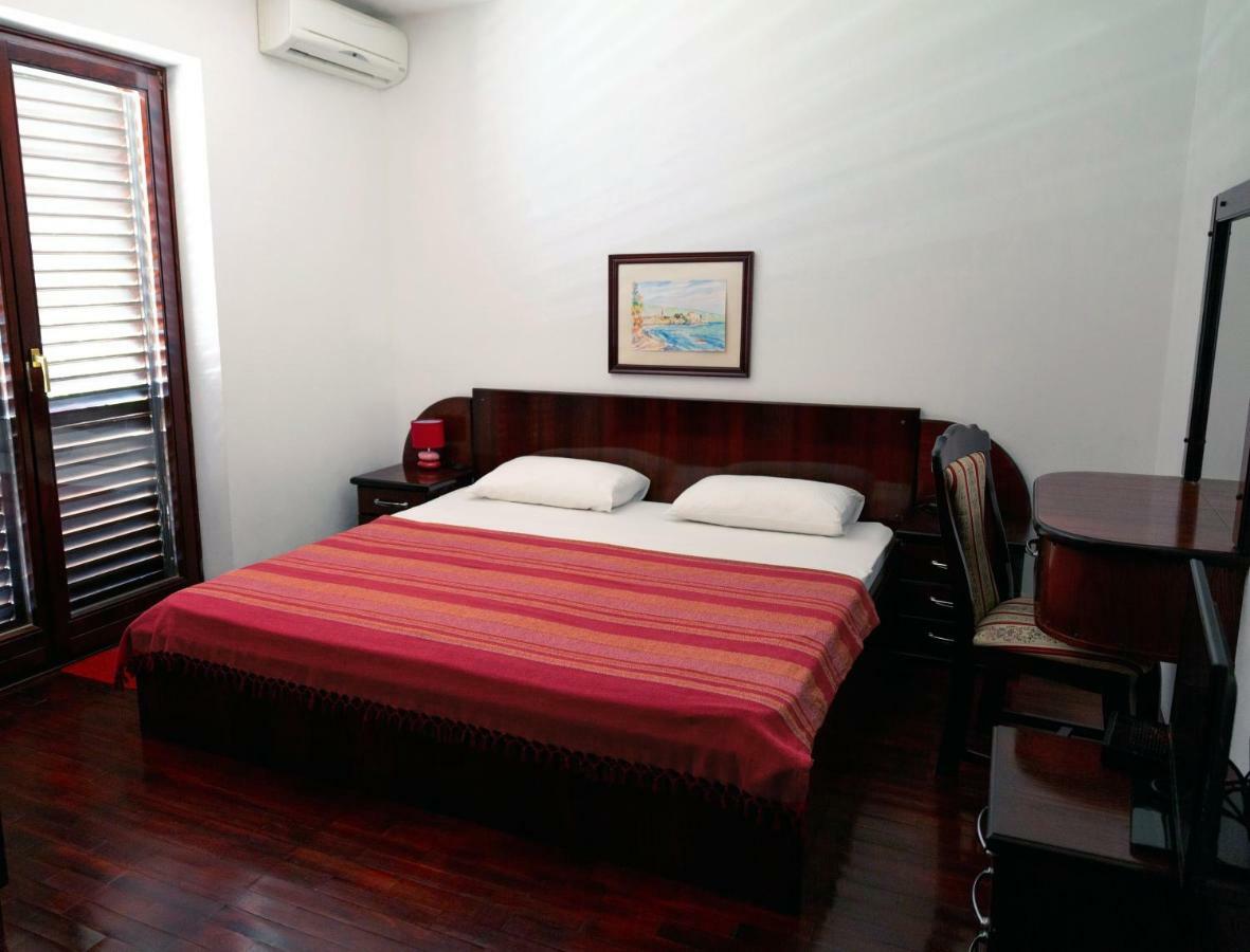 Villa Sara Guesthouse Свети Стефан Екстериор снимка