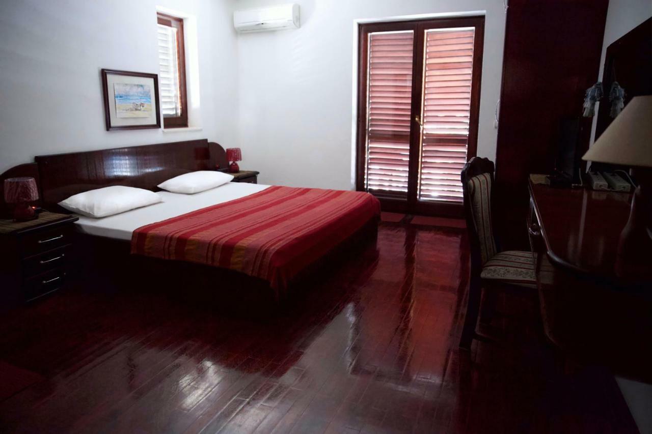 Villa Sara Guesthouse Свети Стефан Екстериор снимка